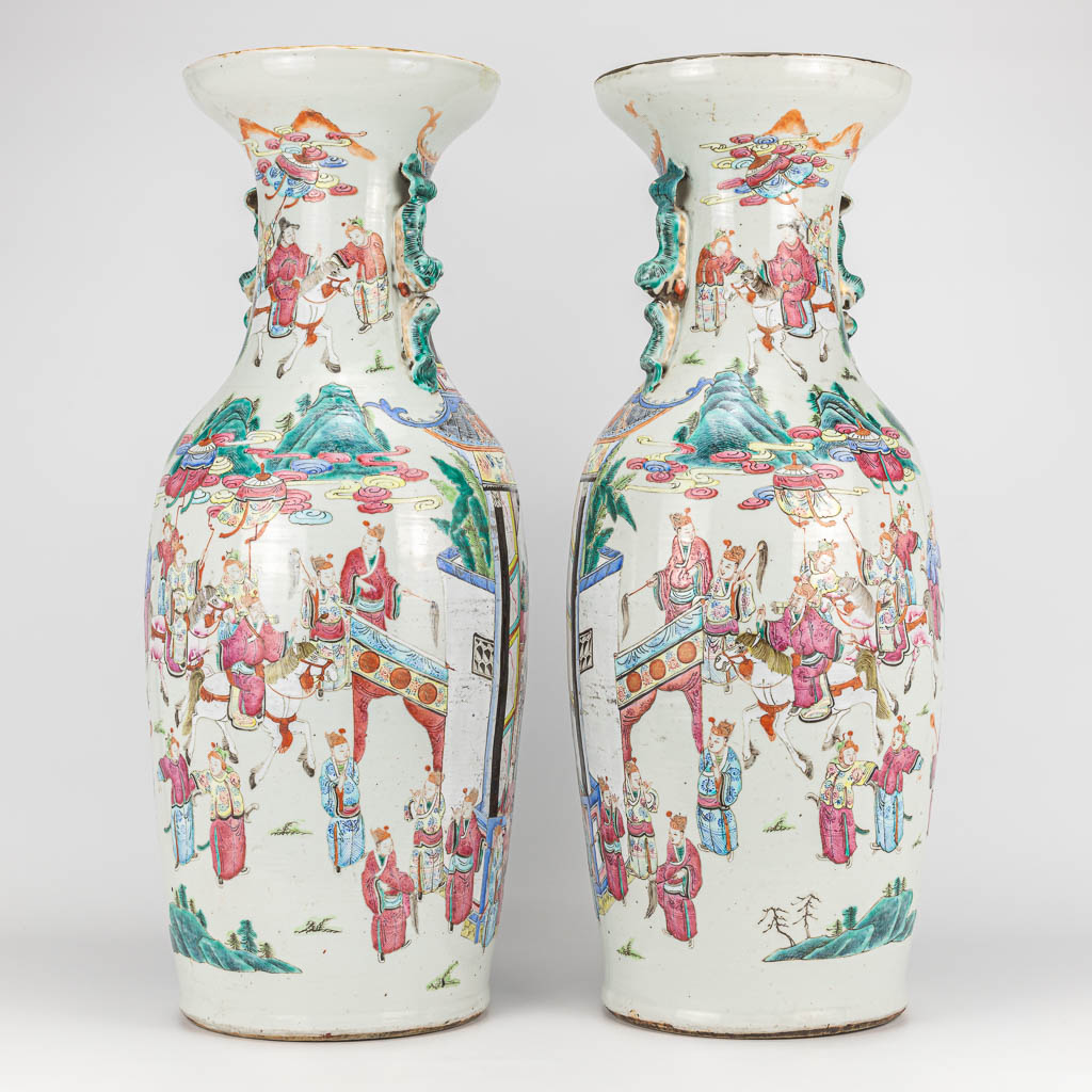 Een paar vazen gemaakt uit Chinees porselein en versierd met decor van de keizer en krijgers
