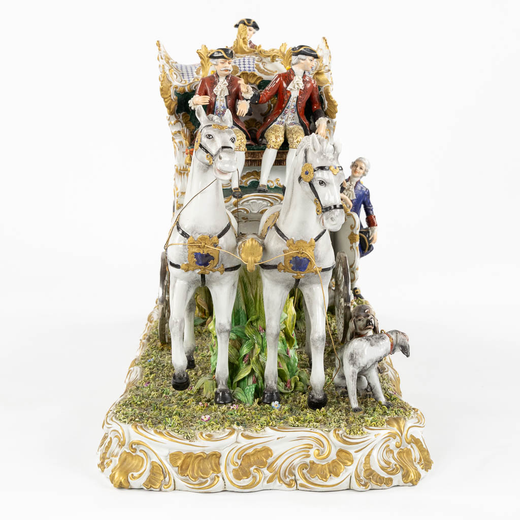 Capodimonte, een uitzonderlijk grote paardenkoets, polychroom porselein. (L:90 x W:40 x H:54 cm)