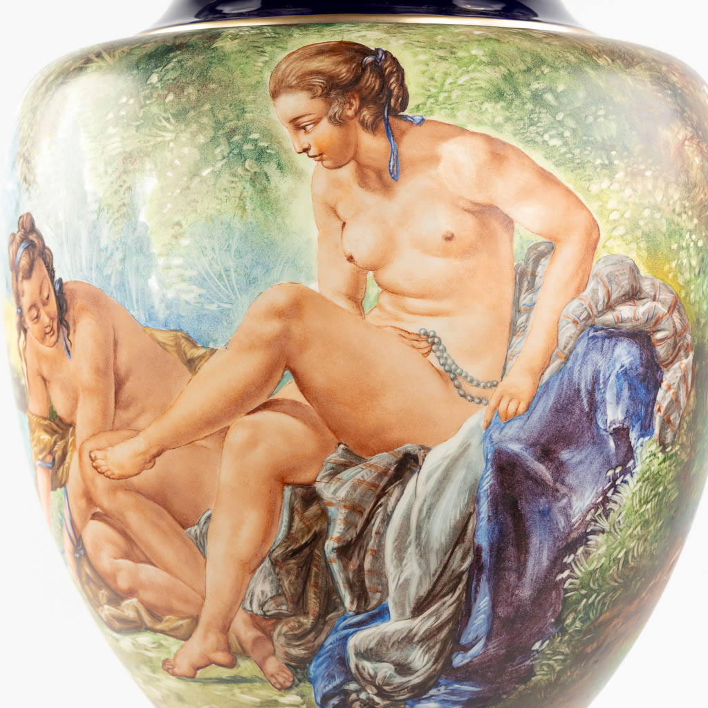 Capodimonte, een grote vaas met handgeschilderd decor 