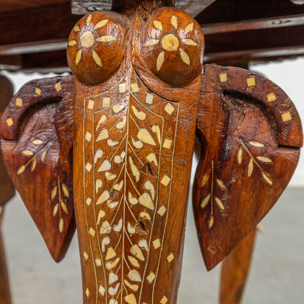 Een Anglo-Indian salontafel gemaakt uit hardhout en versierd met inlegwerk en olifanten. (H:47cm)