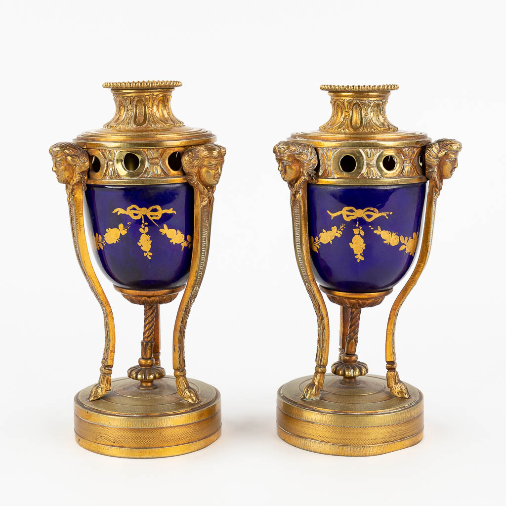 A pair of reversible cassolettes and candlesticks, Sèvres porcelain bowl in a bronze frame. 19th C. (H: 21 x D: 7,5 cm)