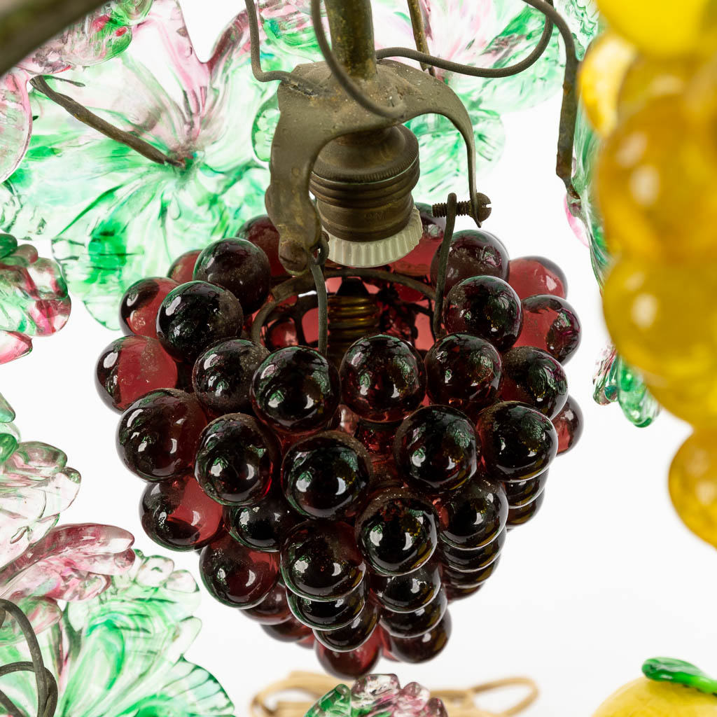 Een tafellamp afgewerkt met druiventrossen en -takken, glas, waarschijnlijk Murano. (D:23 x W:50 x H:50 cm)