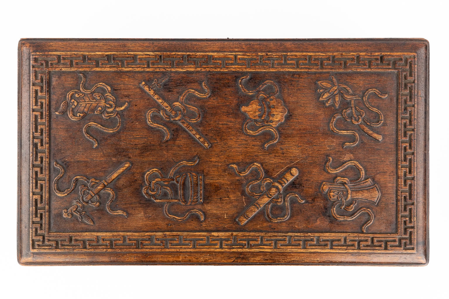 A Chinese chest with wood-sculptures 
