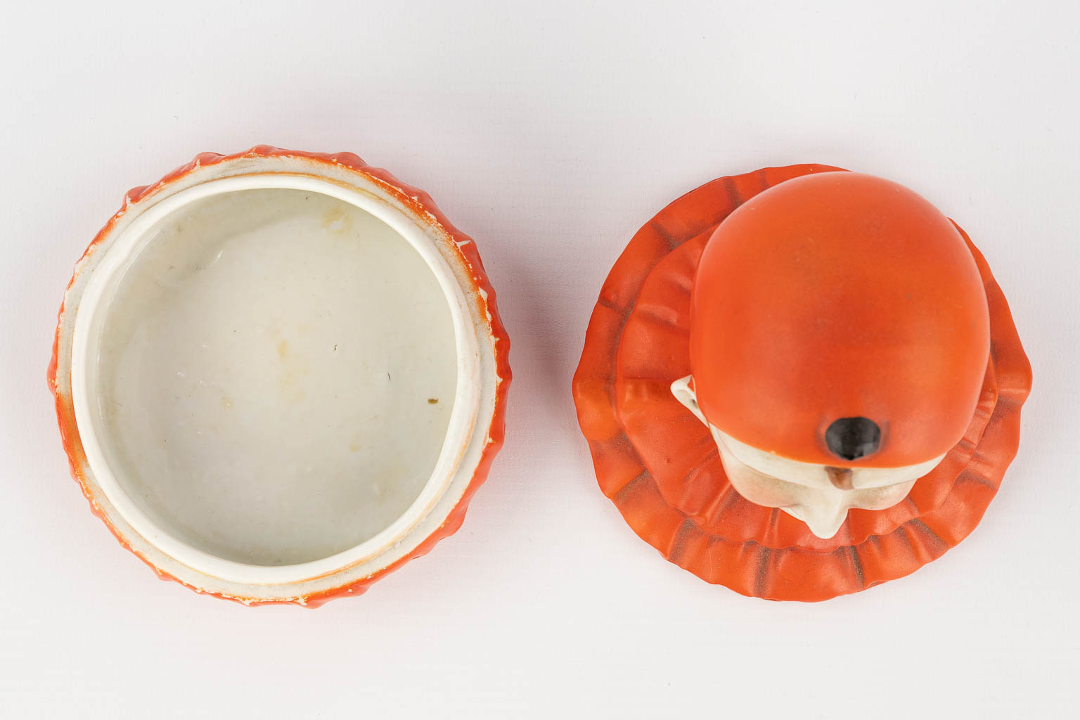 Een bonbonière in de vorm van een pierrot, porselein. (H: 13 x D: 12 cm)