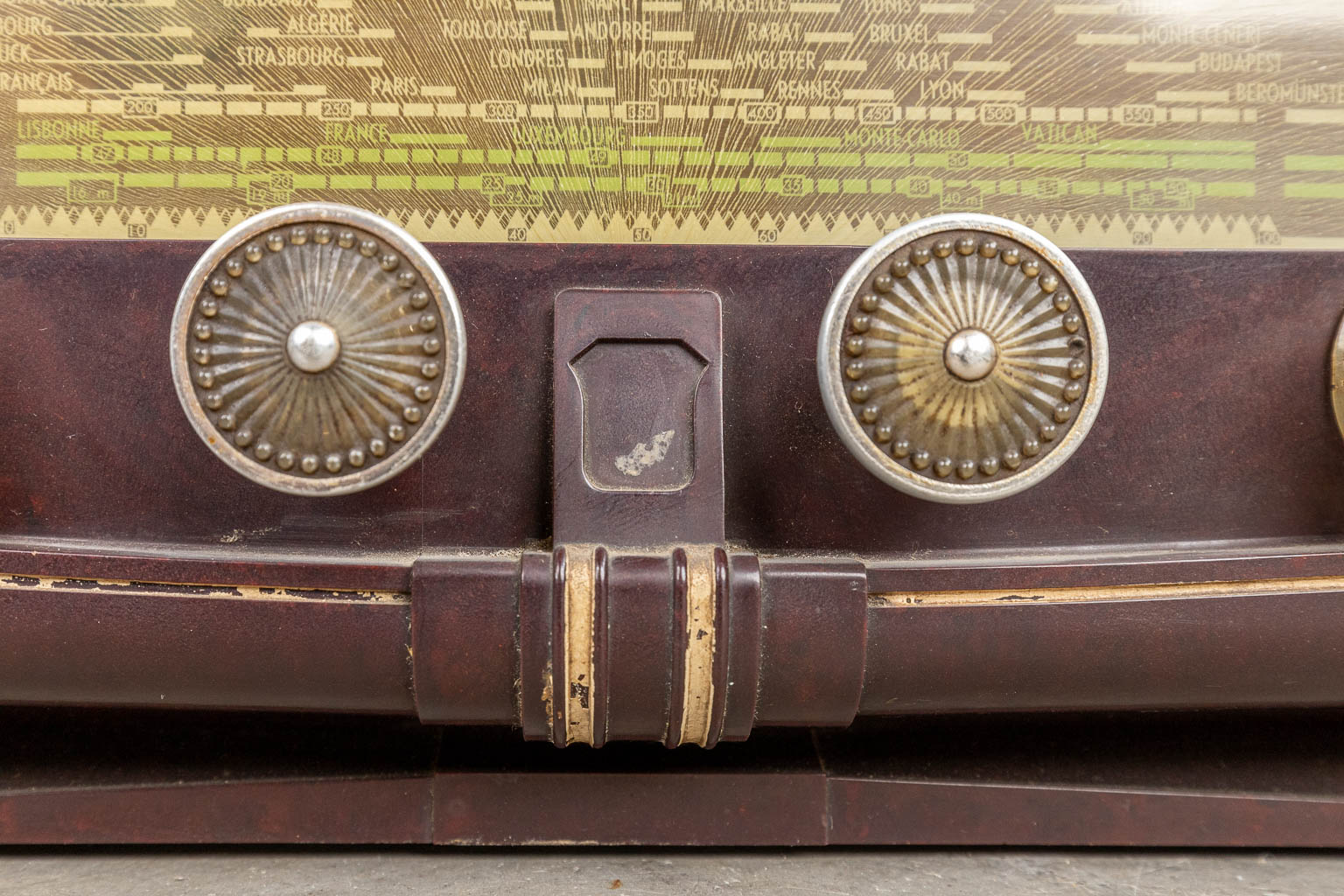 A collection of 2 antique radio
