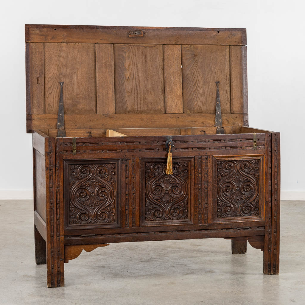 Een kist met houtgesculpteerde panelen. 19de eeuw. (L:56 x W:120 x H:72 cm)