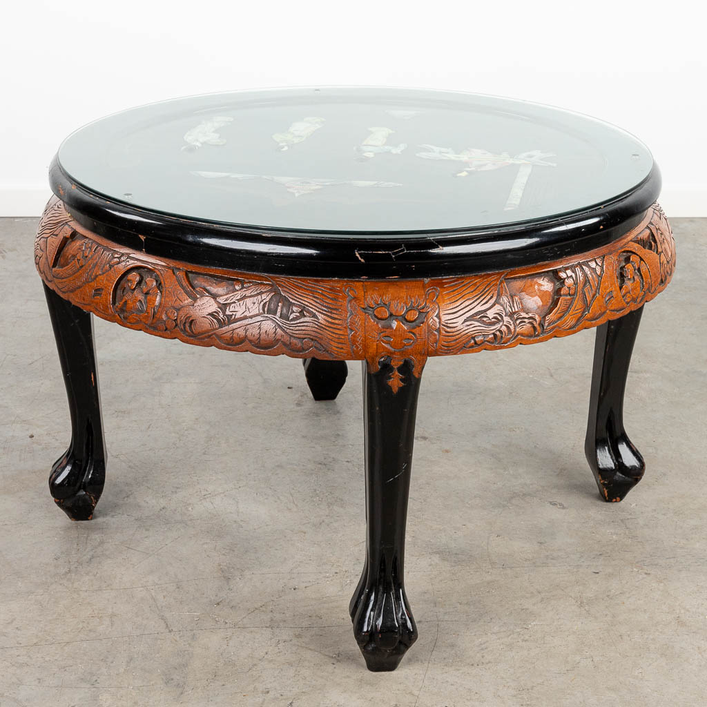 A large Chinese coffee table with 4 smaller tables. (H:52cm)
