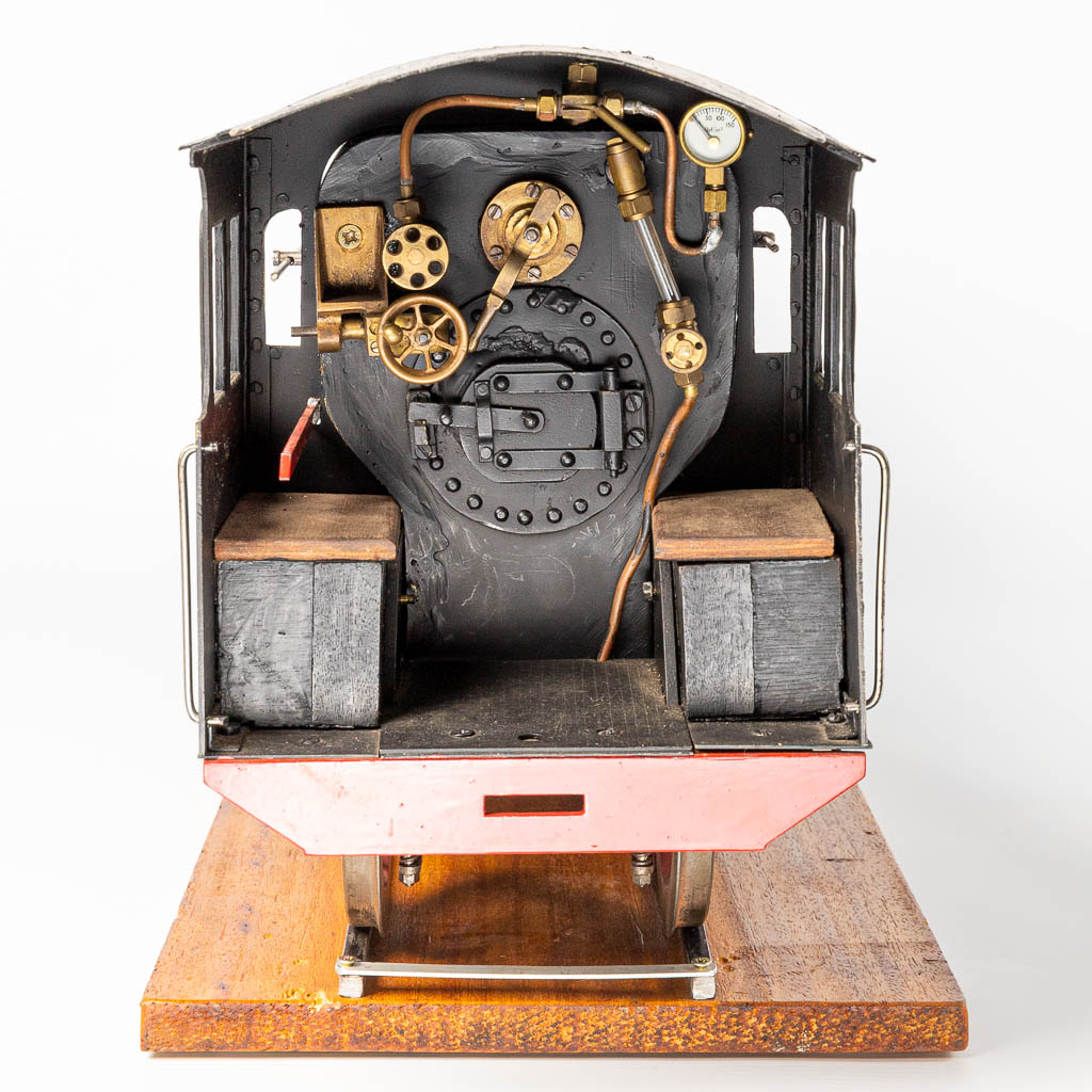 Een handgemaakt model van een stoomtrein, met een werkende stoommachine