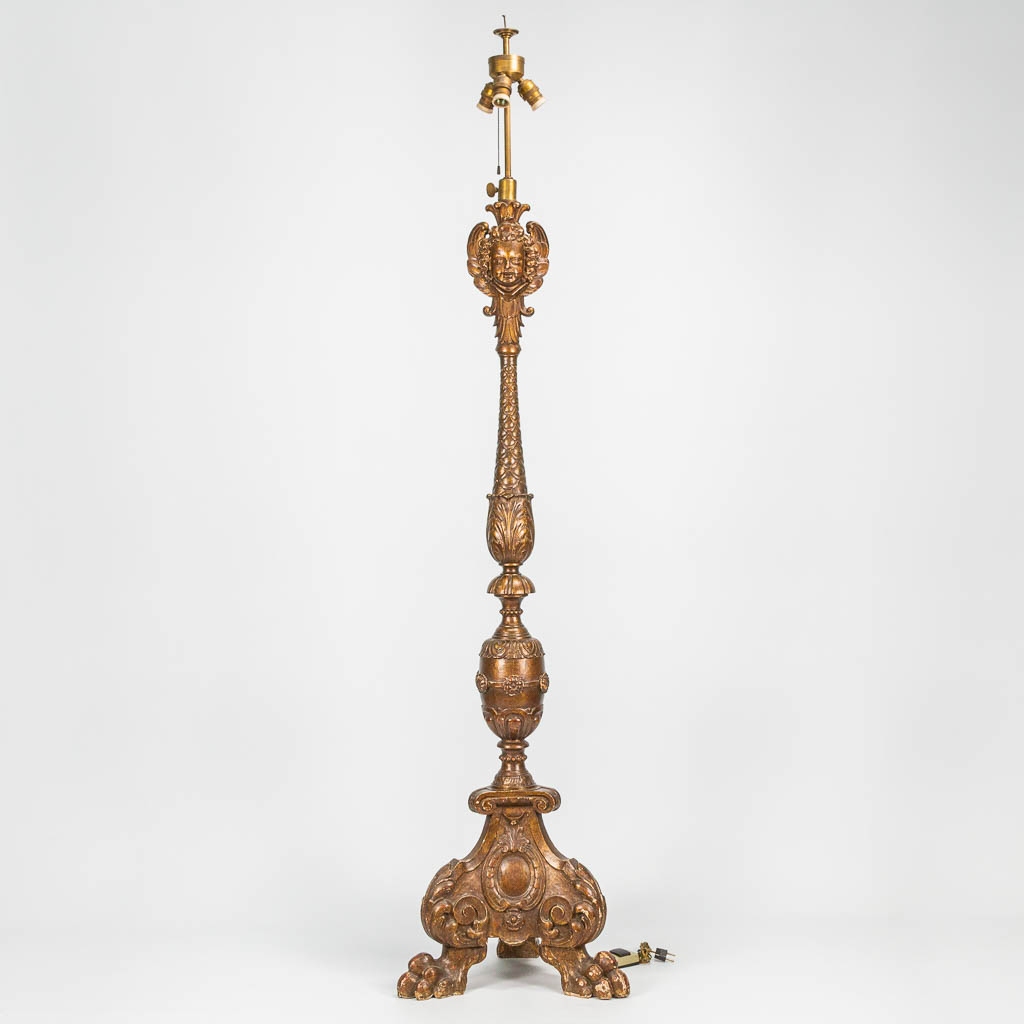 molen Roeispaan Buitensporig Een grote lampenvoet gemaakt uit gesculpteerd hout staande op klauwpoten en  met gezichten. | Flanders Auctions
