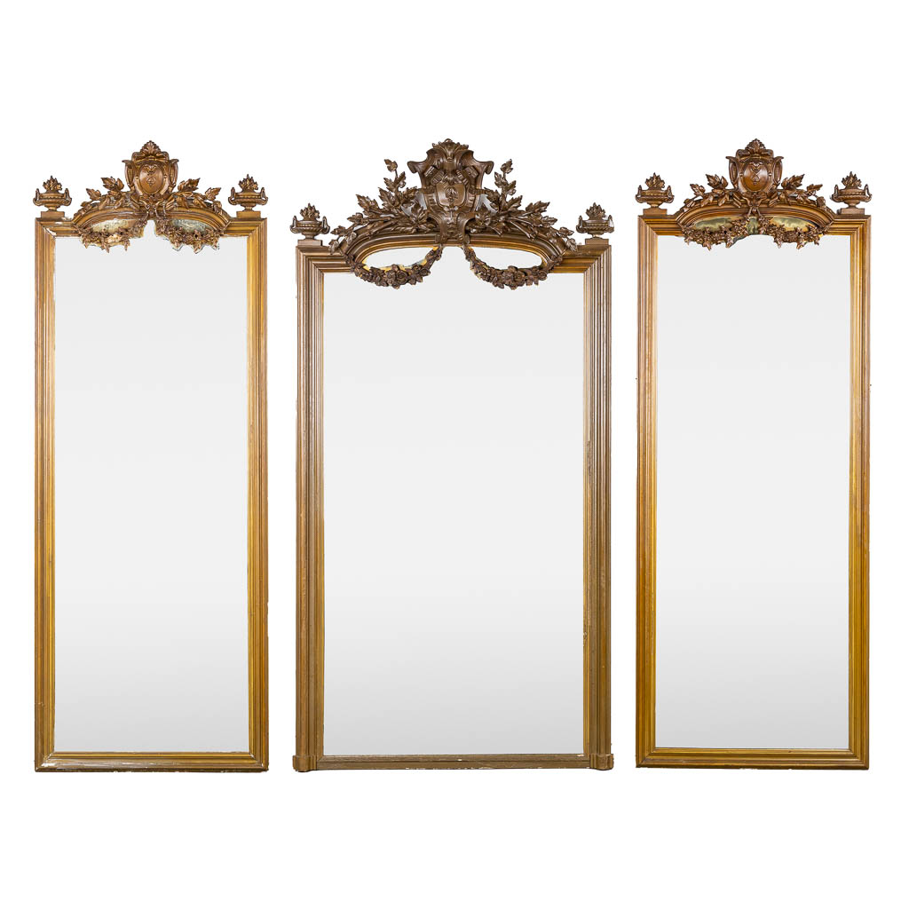 Lot 144 Drie grote spiegels, vergulde stucco in Lodewijk XVI stijl. Circa 1900. (W:118 x H:226 cm)