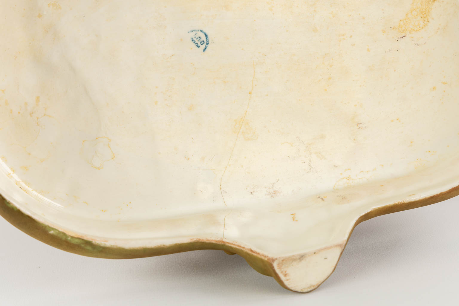 Royal Dux, een draagkoets, polychroom porselein. (L:23 x W:37 x H:40 cm)