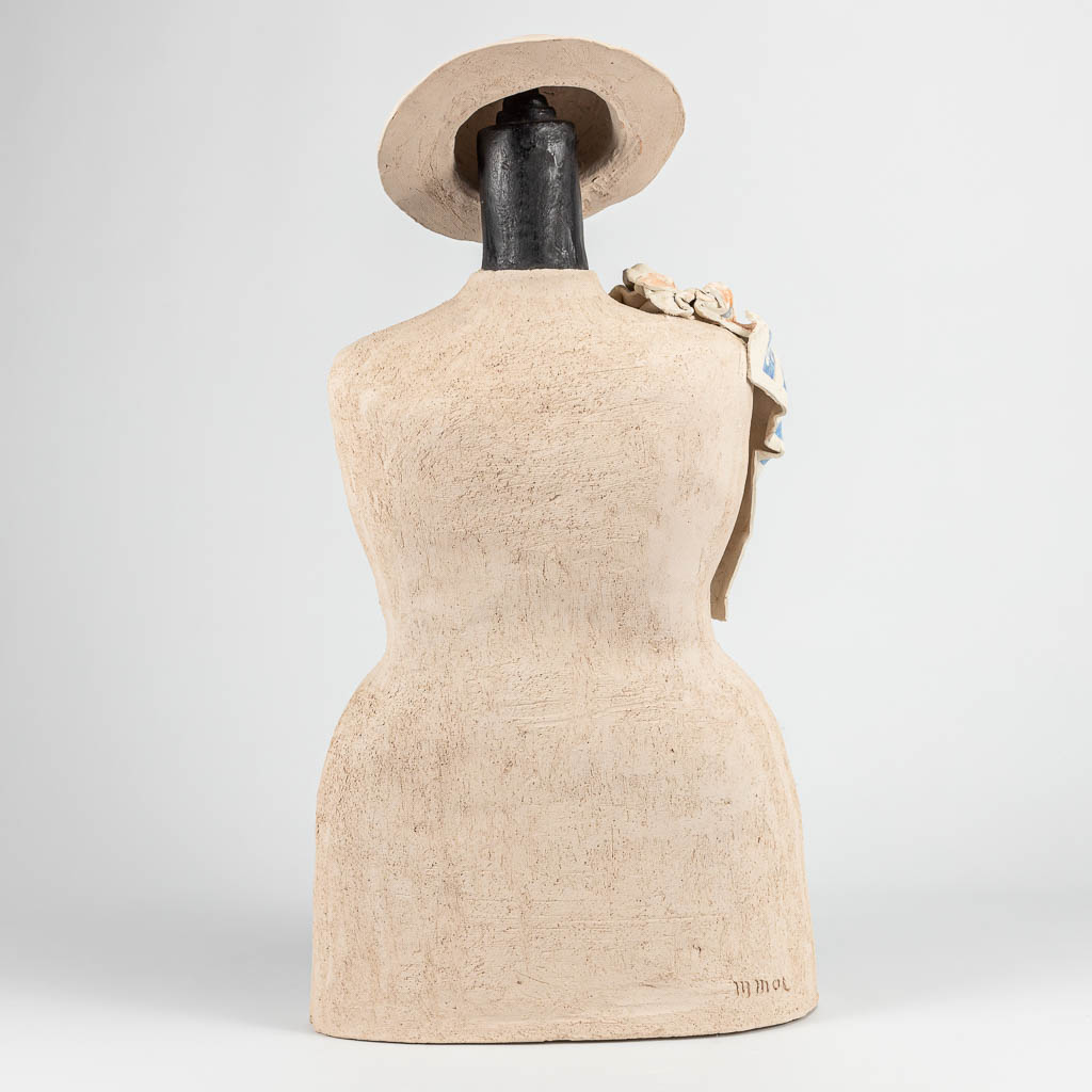 Monique MOL (1939) een keramische buste met hoed, gemerkt. 
