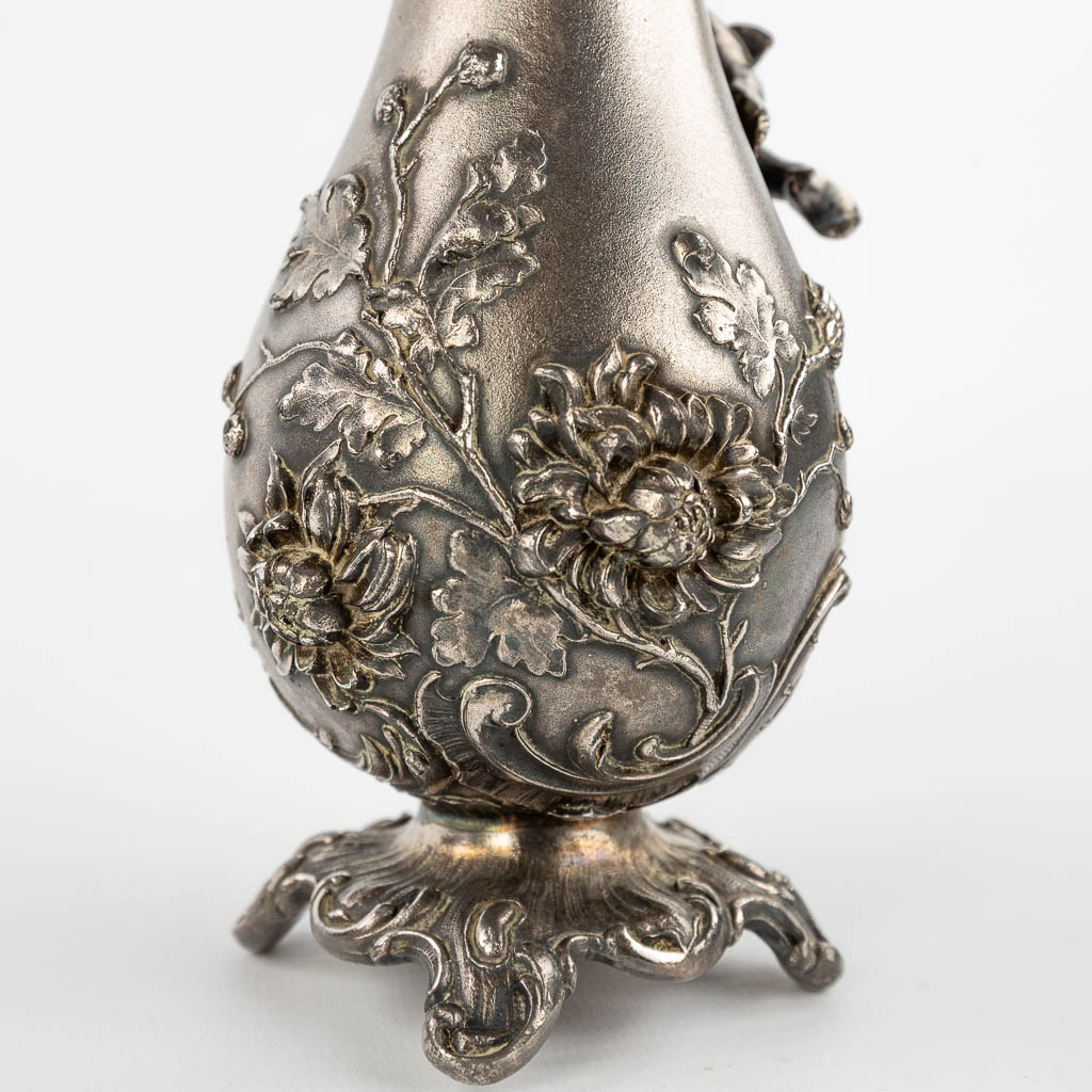 Een siervaas versierd met putti en gemaakt uit verzilverd metaal in art nouveau stijl. Gemerkt WMF (H:19cm)
