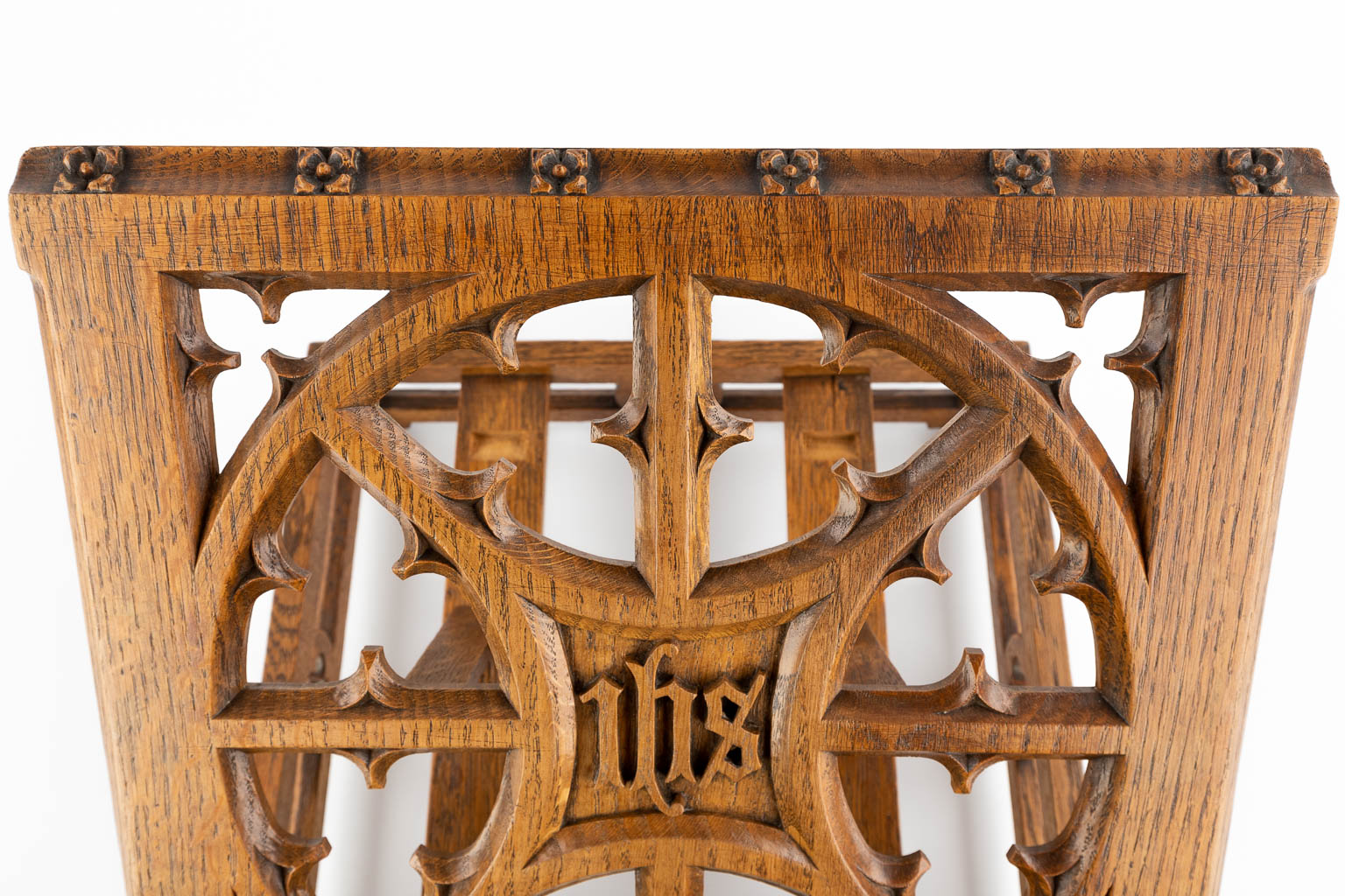 A lectern, oak in a gothic revival style with an IHS logo. (D:34 x W:35 x H:29 cm)