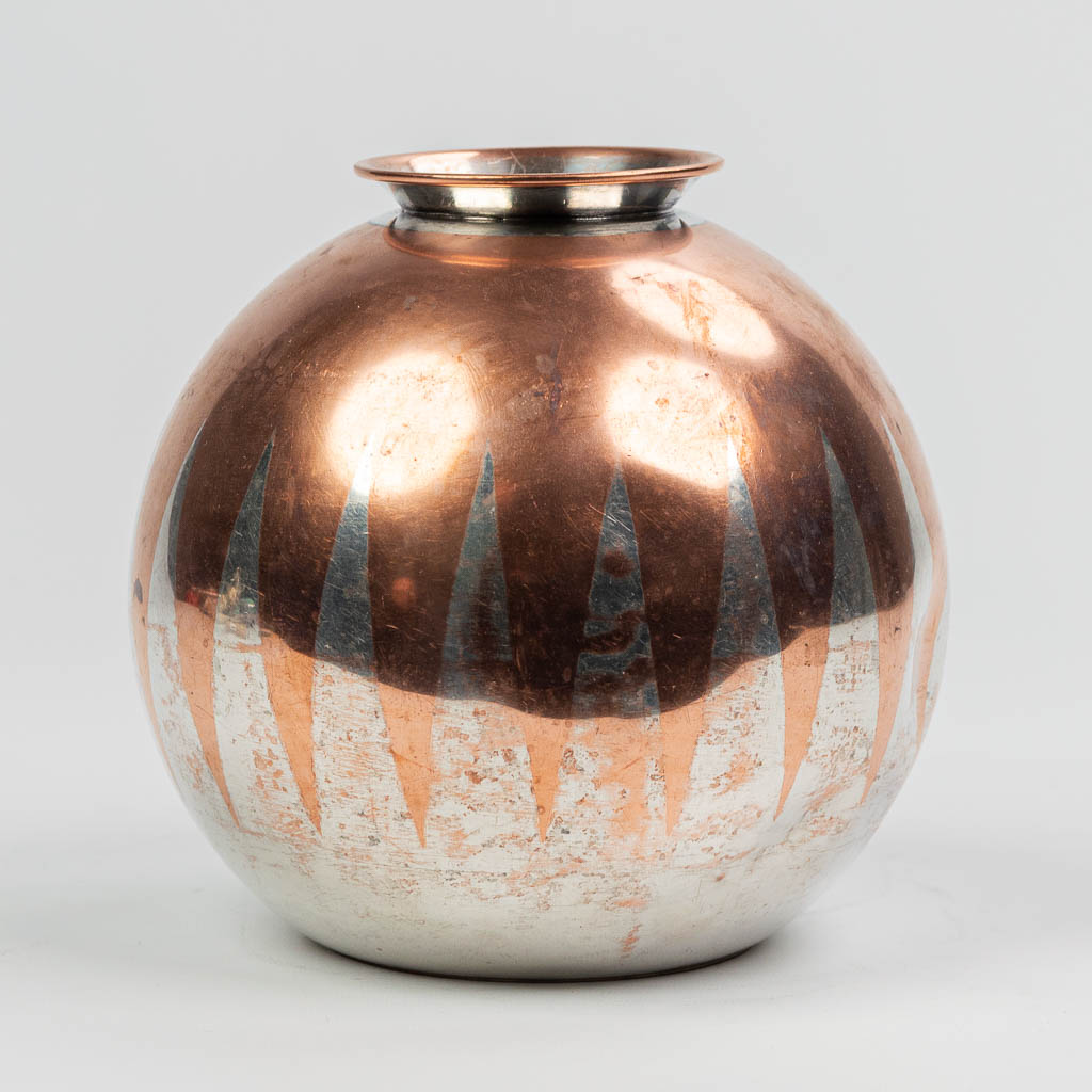 Een Christofle Dinanderie vaas gemaakt uit verzilverd koper in art deco stijl.