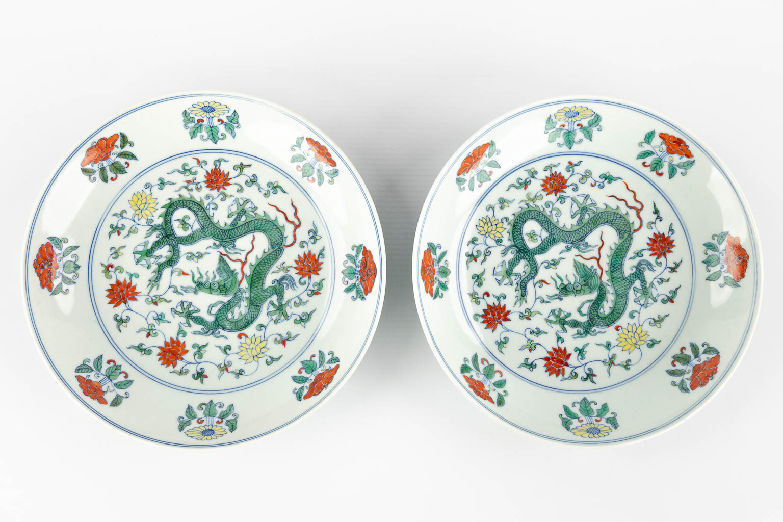 Een paar Chinese Famille Verte borden met drakendecor. 20ste eeuw. (D:21 cm)