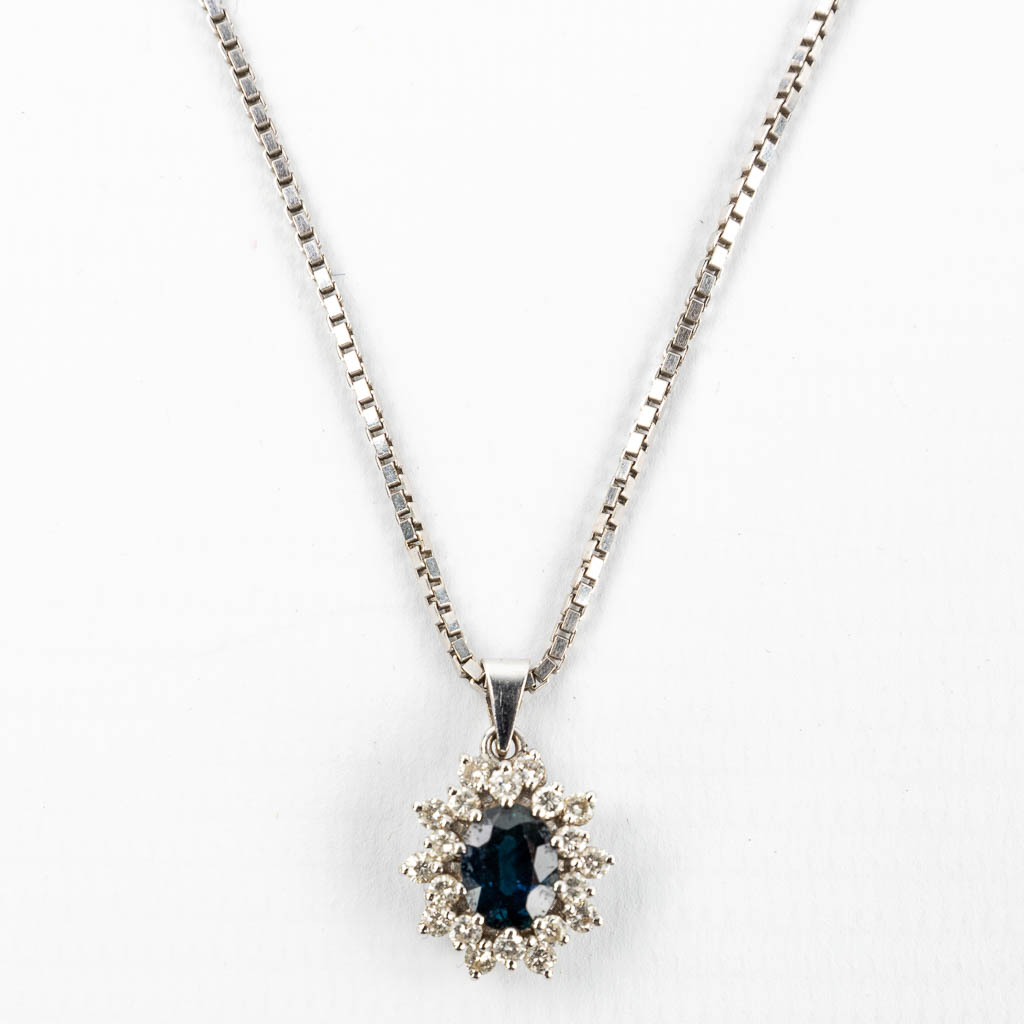A necklace with a pendant made of 18 karat gold with a blue sapphire of 1,25 carat. 