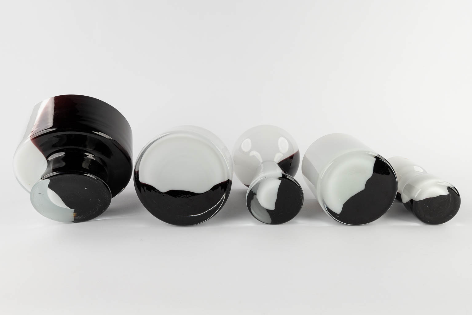 5 stuks Belgisch glaswerk, Boussu, zwart-wit glas. 20ste eeuw. (H:15 x D:18 cm)