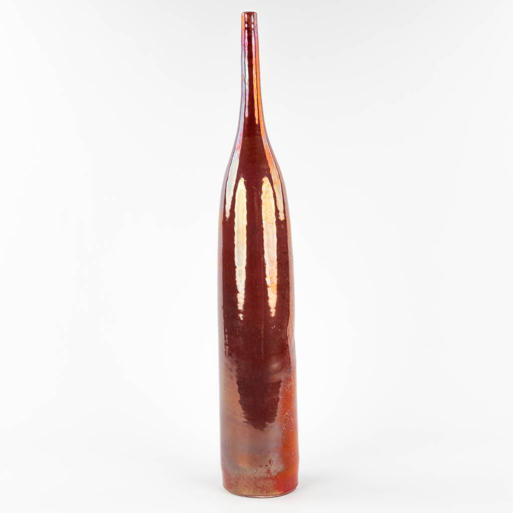 Rogier VANDEWEGHE (1923-2020) Vaas voor Amphora, rode lusterglazuur. (H: 65 x D: 10 cm)