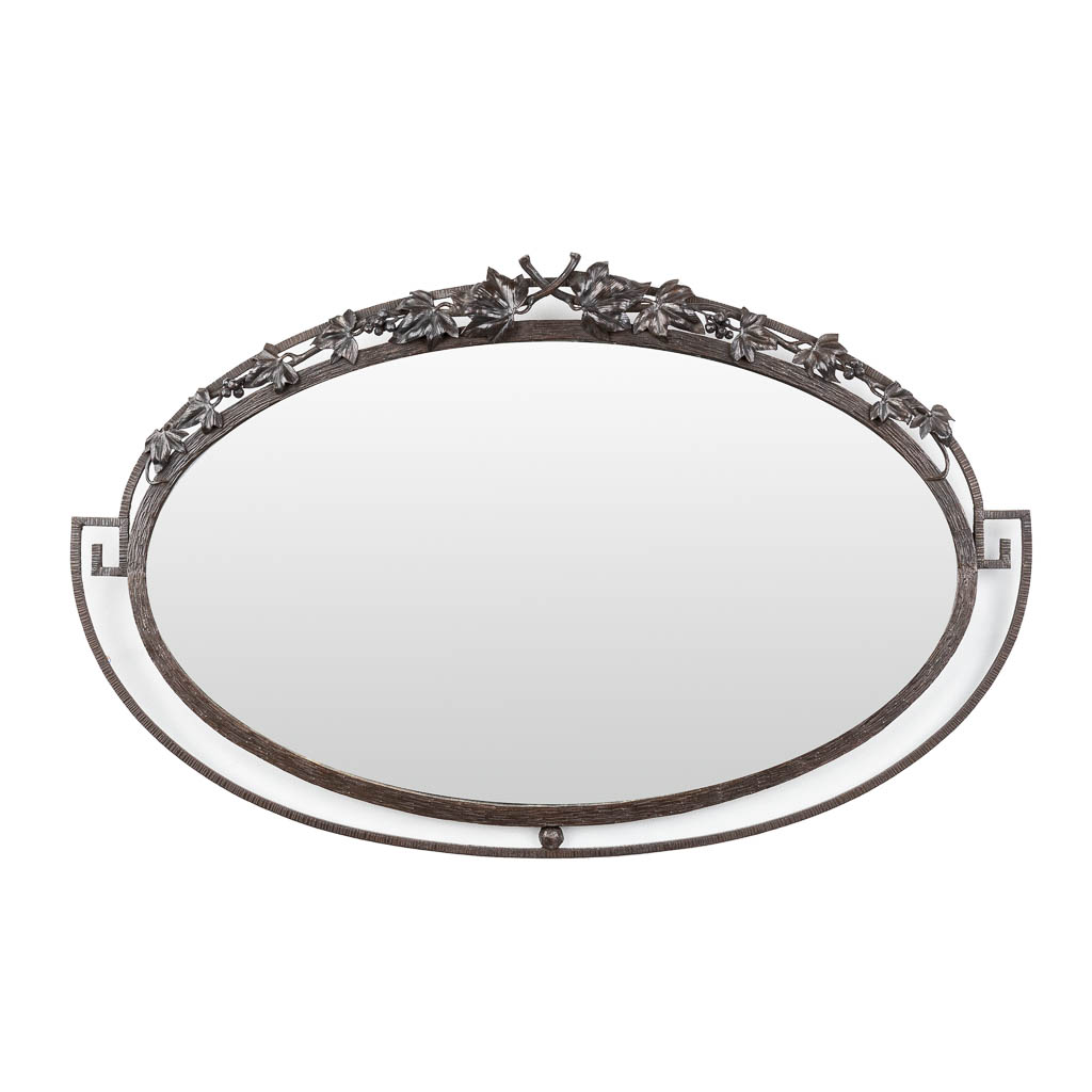 Een ovale spiegel met smeedijzer frame. Circa 1920.  (W:84 x H:52 cm)