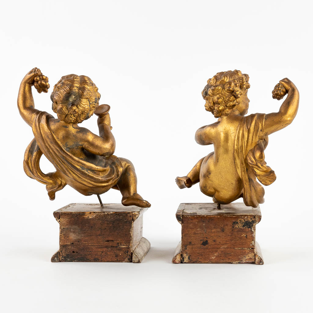 Een paar engelen, verguld kunstbrons op een houten basis. 19de eeuw. (W:12 x H:18 cm)