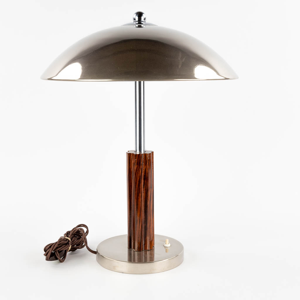 Een tafellamp, Chroom en hout, waarschijnlijk Duitsland of Nederland, circa 1960. (H:45 x D:35 cm)