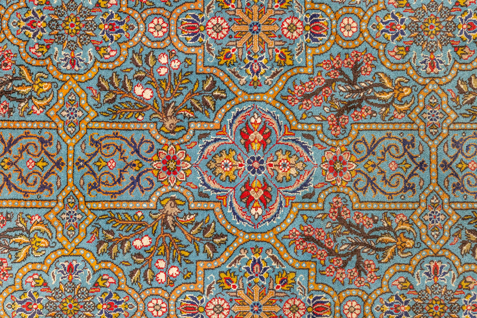 An Oriental hand-made carpet, Bakhtiar. (232 x 340 cm). (232 x 340 cm)