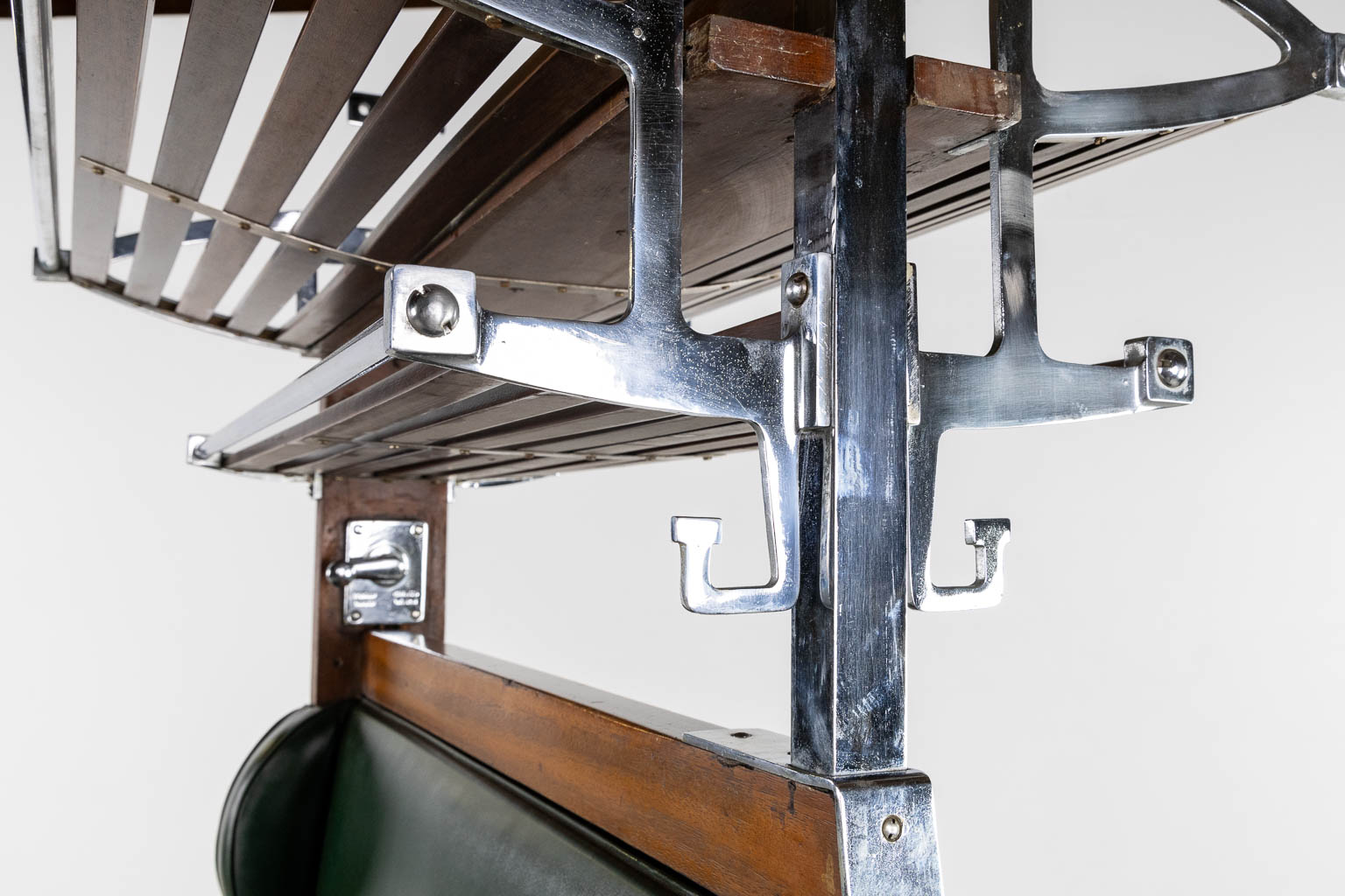 Henry VAN DE VELDE (1863-1957) 'Train Coupe Bench, 2nd Class'. (L:105 x W:130 x H:195 cm)
