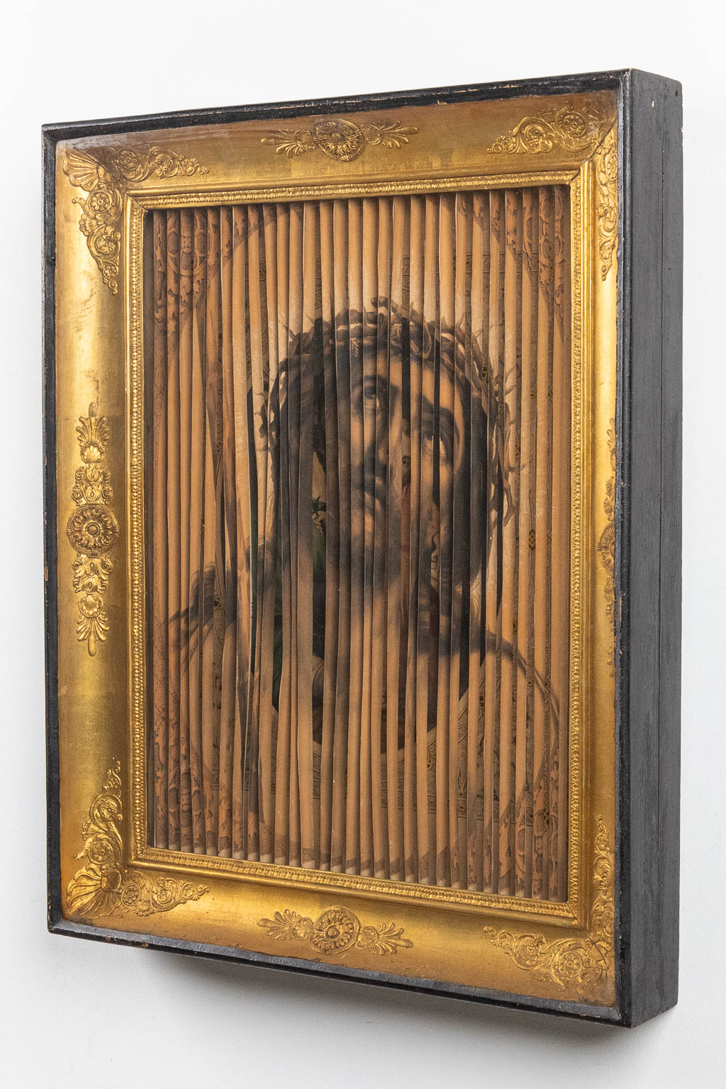 A frame made during the Empire period, with images of Christ, Jospeh with Jesus and The virgin Mary. (58,5 x 73 cm)