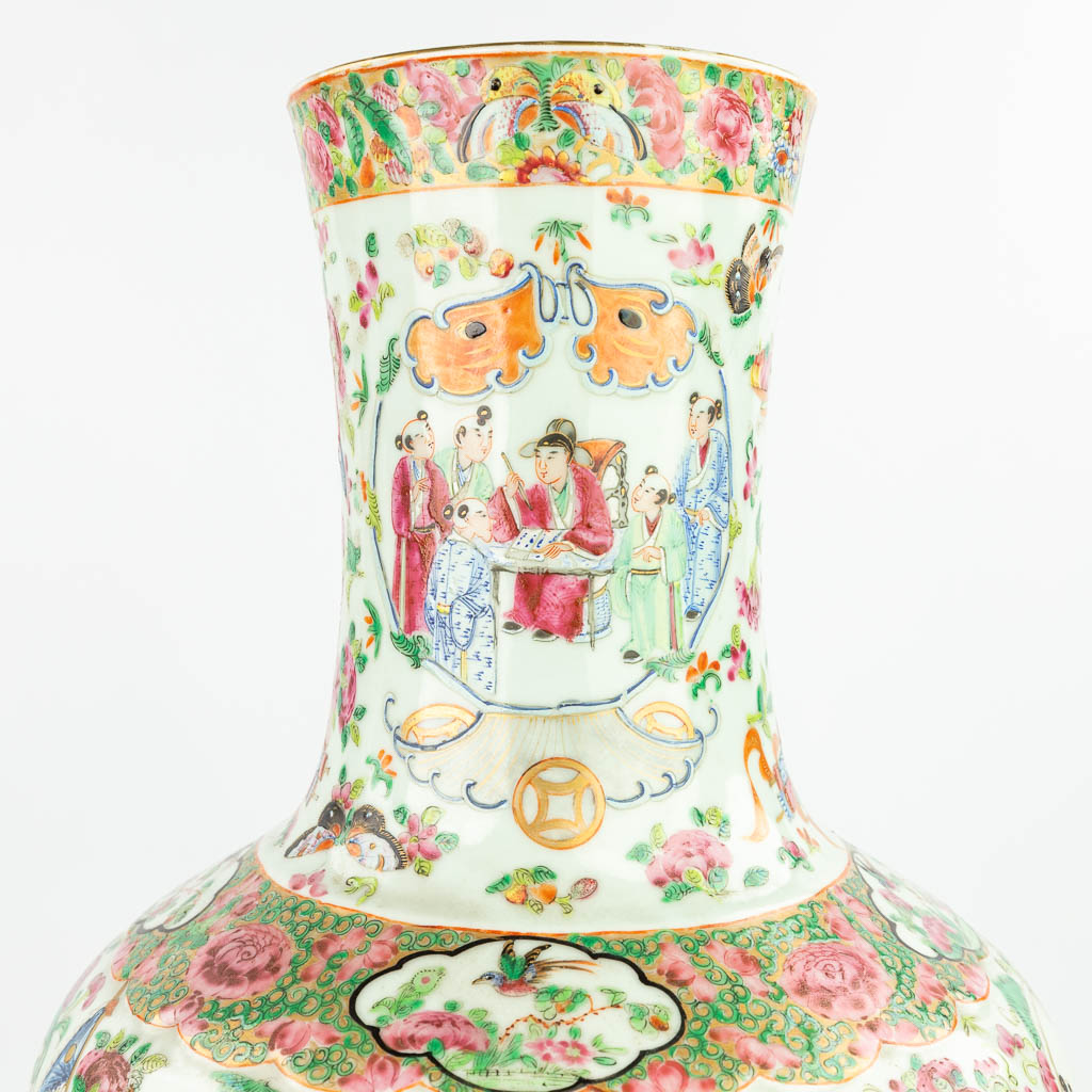 Een paar grote Chinese Kanton vazen gemaakt uit porselein en versierd met taferelen van 'Het Chinese leven'. (H:65cm)