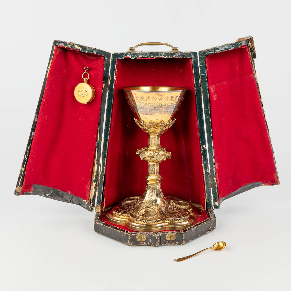 A gothic revival chalice with paten, spoon and sacramental bread box in the original box. (H:22,5 x D:16,5 cm)