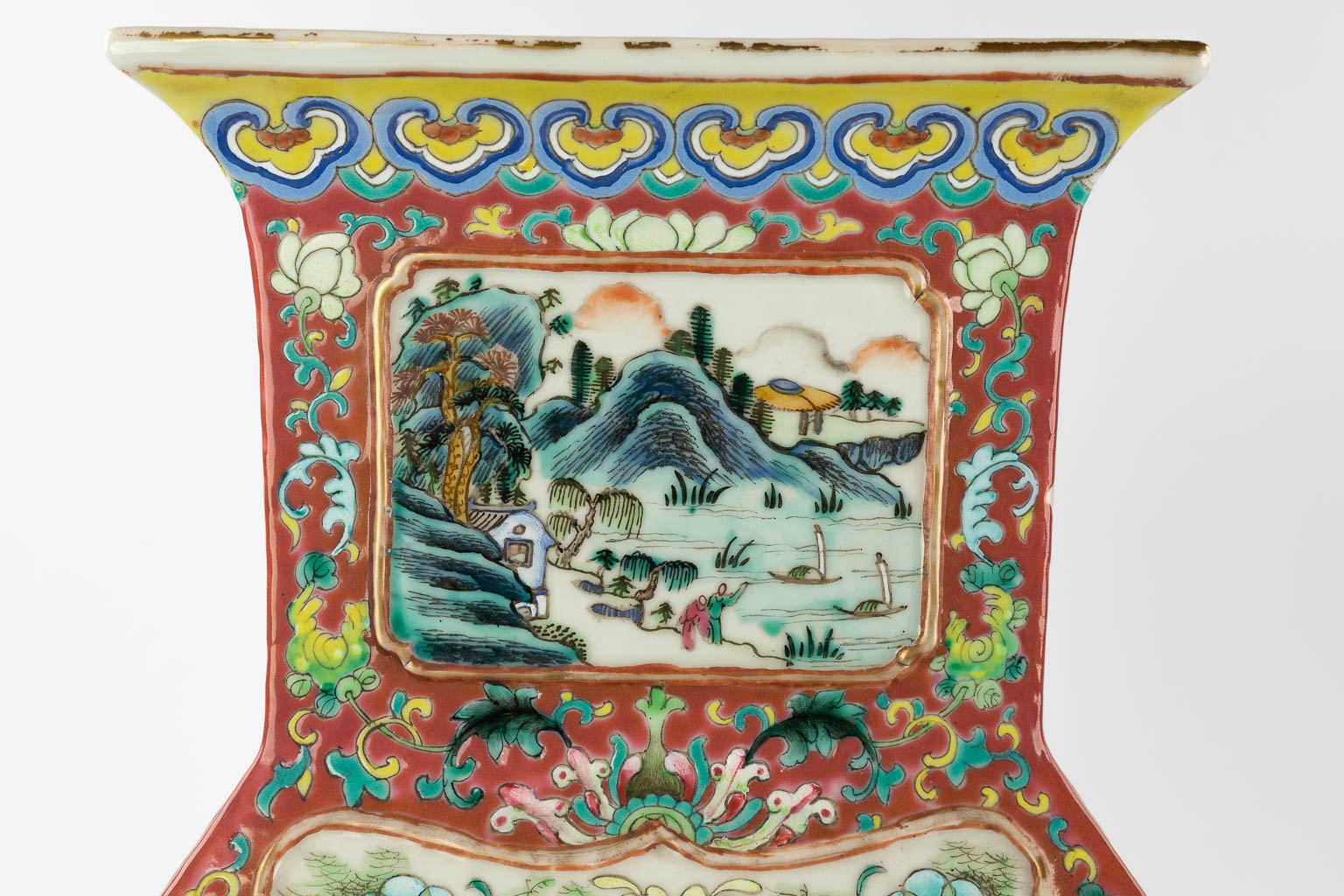 Een paar rechthoekige Chinese vazen met decor van krijgers, fauna en flora. 19de eeuw. (L: 16,5 x W: 21 x H: 58 cm)