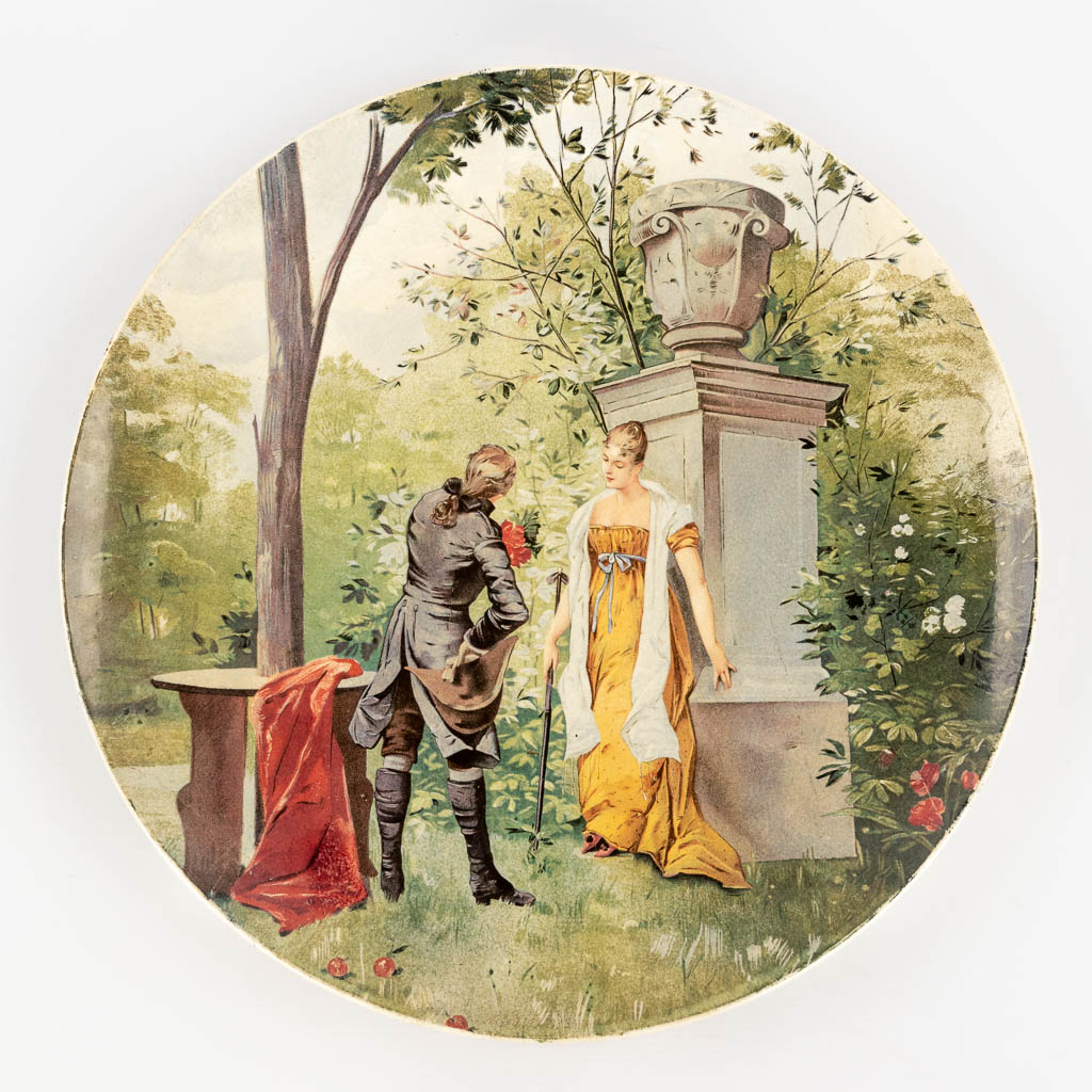 Sarreguemines, een groot bord met romantisch decor, handgeschilderde faience. (D:44 cm)
