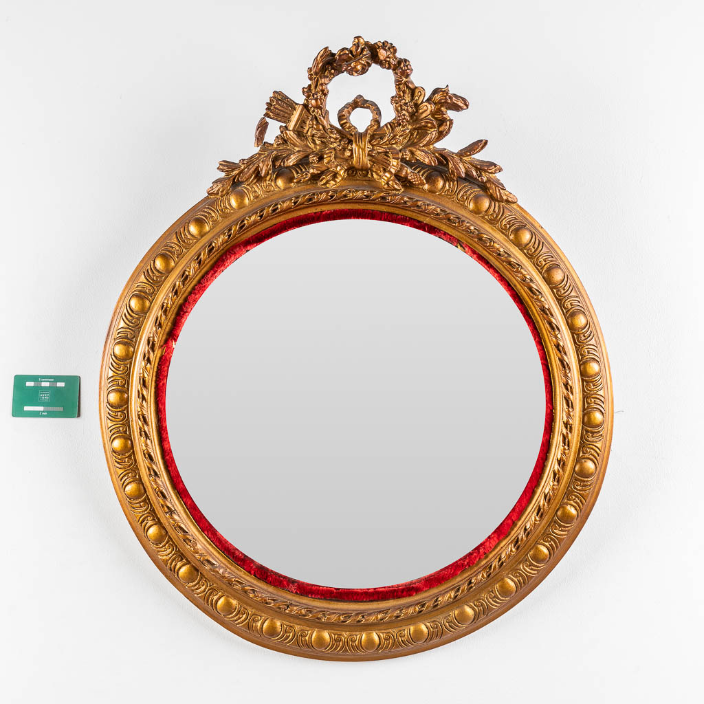 Een antieke ronde spiegel, Lodewijk XVI stijl, 19de eeuw. (W:64 x H:76 cm)