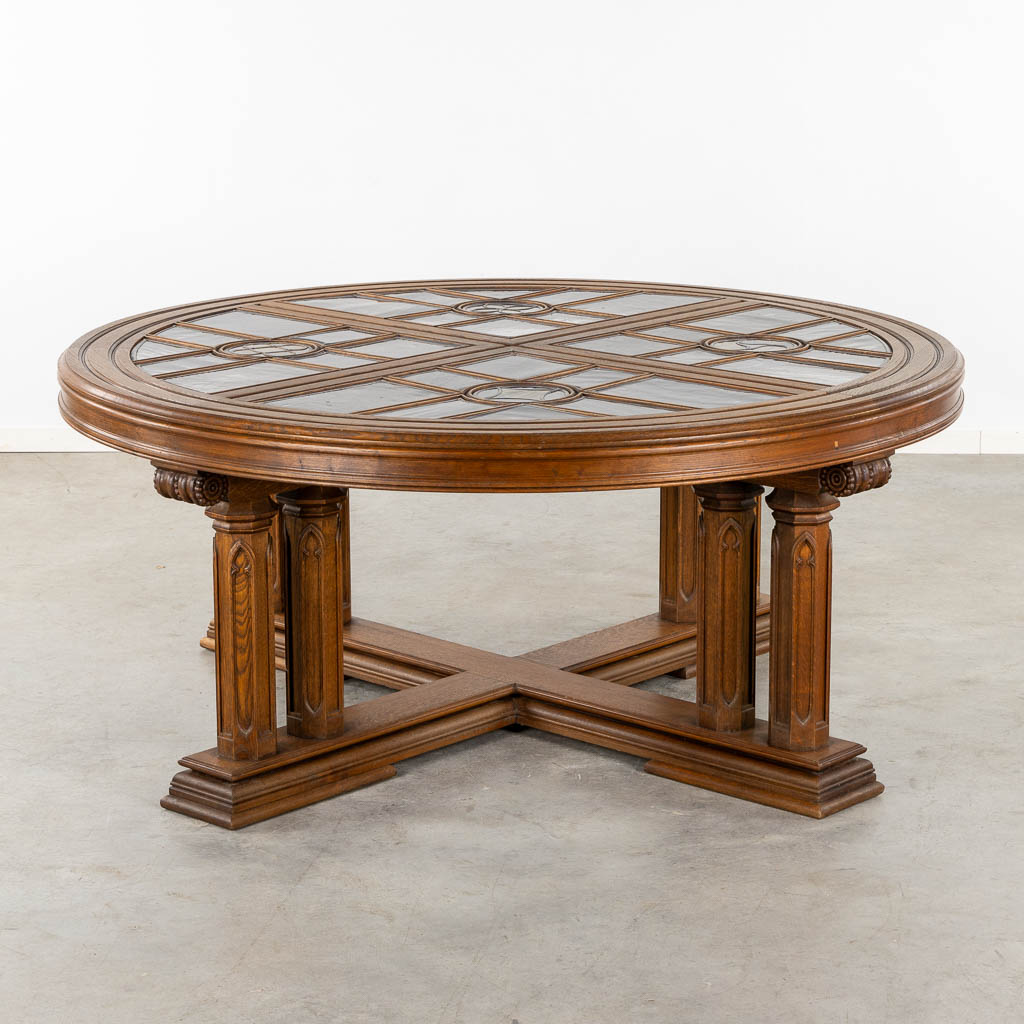  Een uitzonderlijke ronde tafel in Neogotische stijl, afgewerkt met glas in lood. Circa 1900.