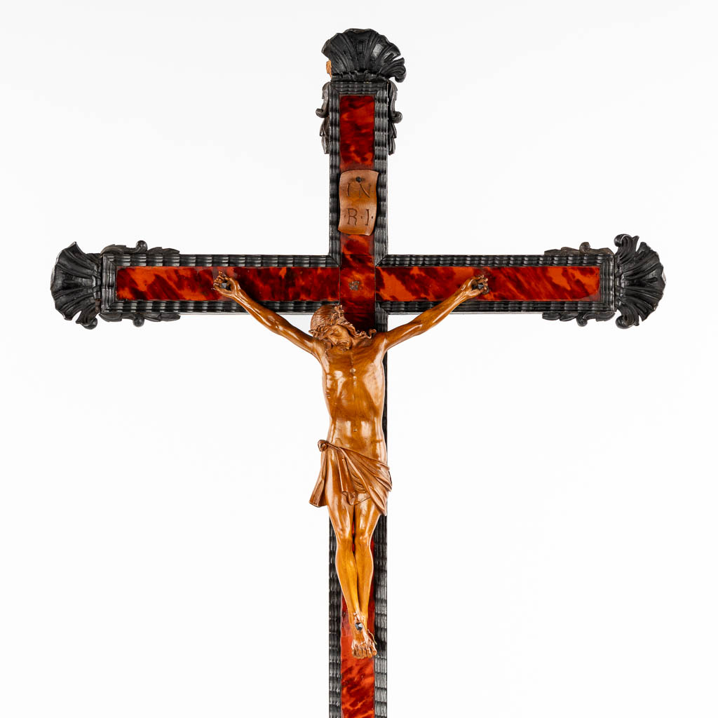 Een groot kruisbeeld, geëboniseerd hout en schildpad. 19de eeuw. (L:16 x W:40 x H:104 cm)