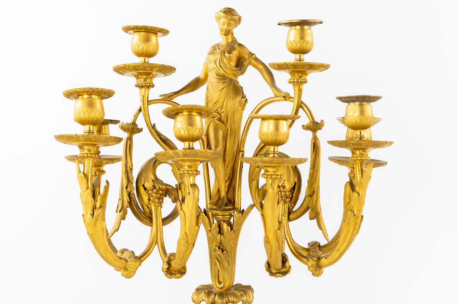 Lerolle Parijs, een driedelige schouwgarnituur klok met kandelaars, verguld brons. Frankrijk, 19de eeuw. (L:26 x W:70 x H:65 cm)