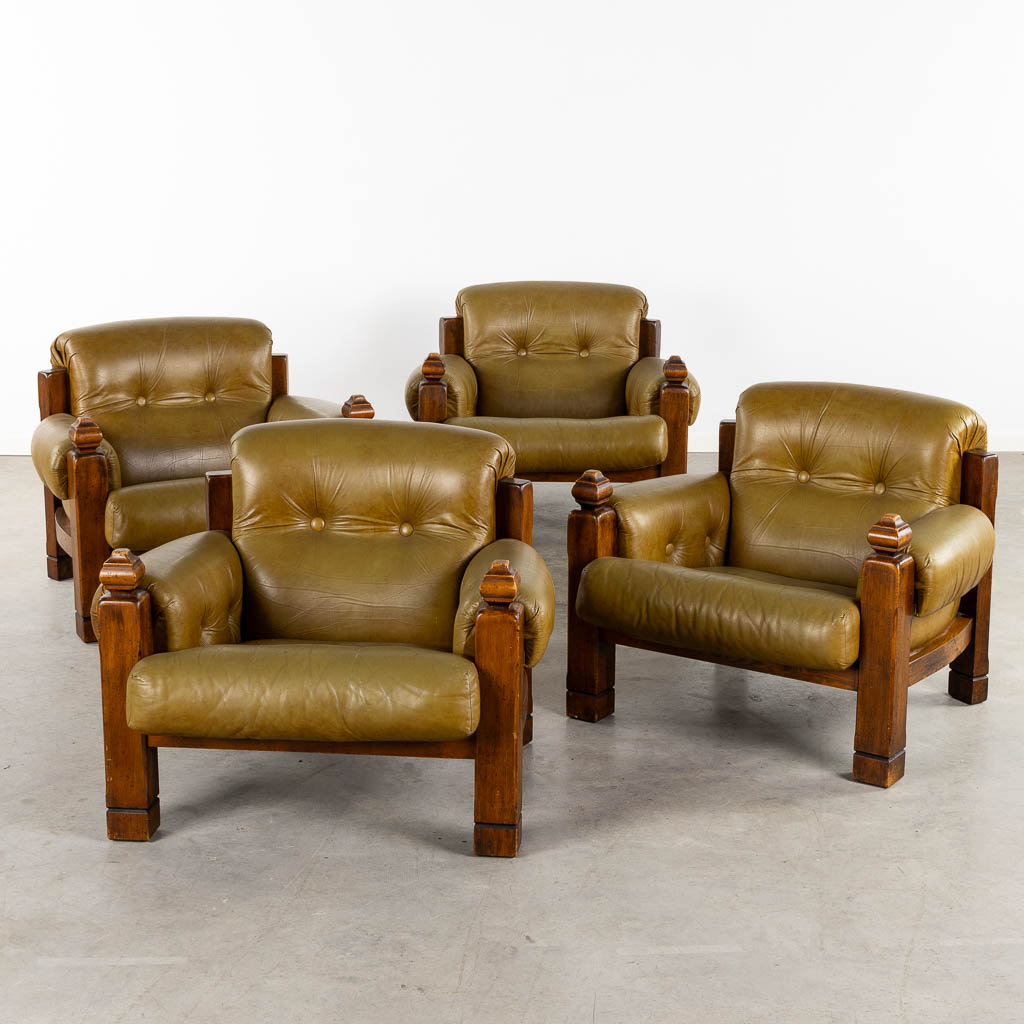 Vier identieke leder en houten 'lounge chairs', circa 1960. (L:94 x W:96 x H:78 cm)