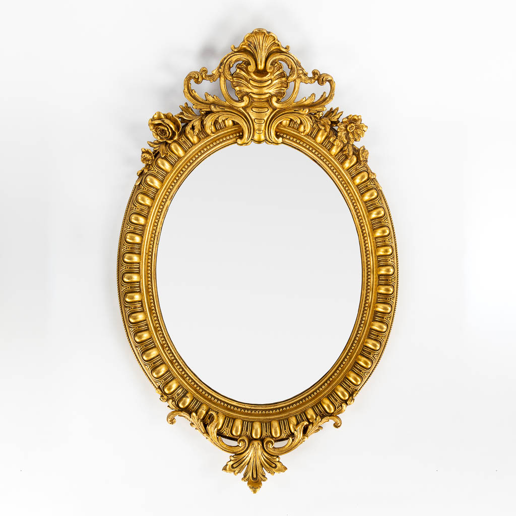 Een antieke spiegel, verguld in Lodewijk XV stijl. 19de eeuw. (W:89 x H:126 cm)
