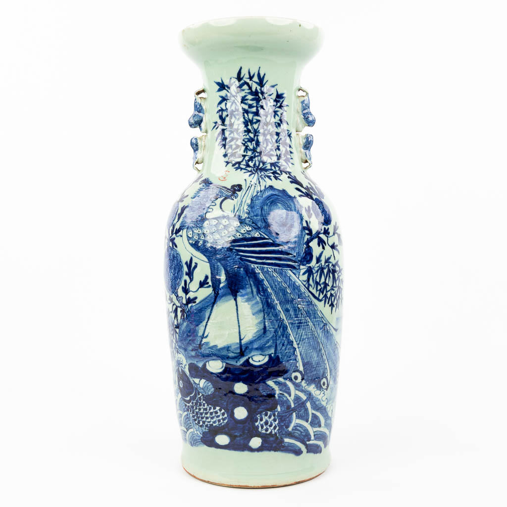 Een Chinese vaas met blauw-wit decor van fauna en flora (H:60cm)
