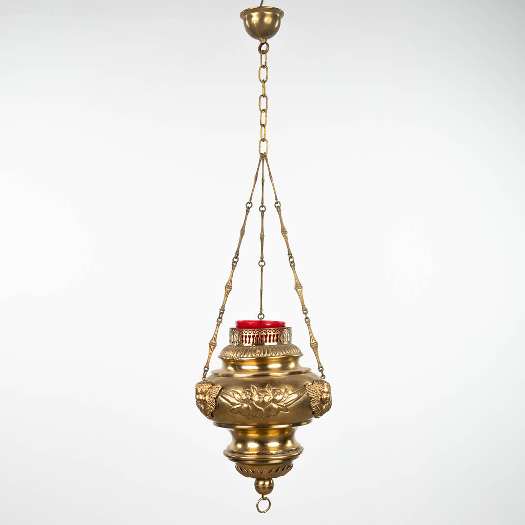 Een antieke godslamp of eeuwig licht gemaakt uit koper en versierd met putti. (H: 75 x D: 28 cm)
