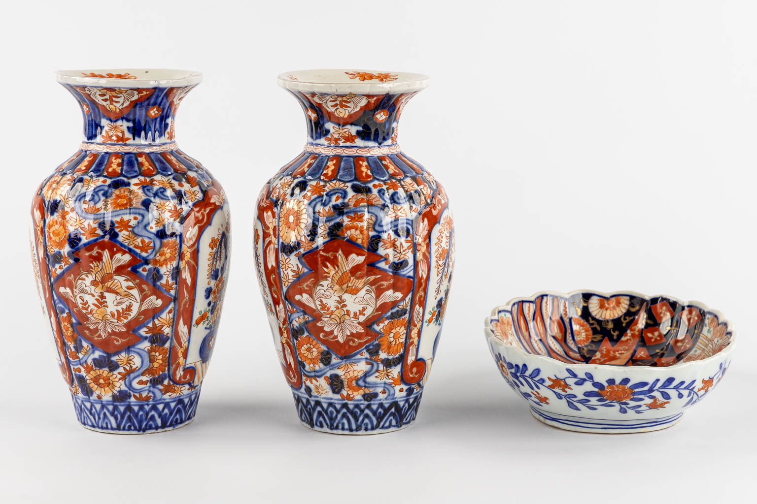 Een paar vazen en een schaal, Japans Imari porselein. (H:25 x D:14 cm)