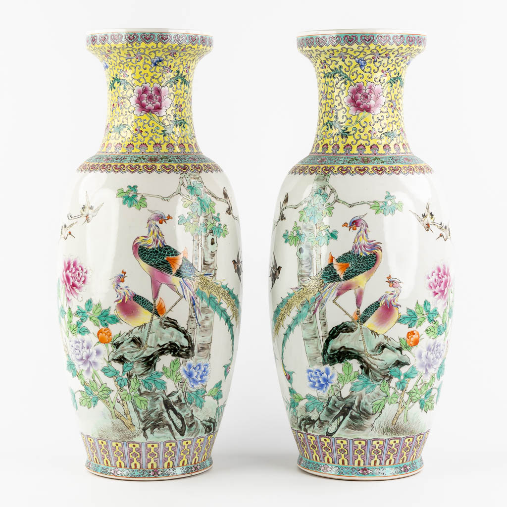 Lot 013 A decorative pair of Chinese vases with a Phoenix decor, 20th C. (H:62 x D:26 cm)