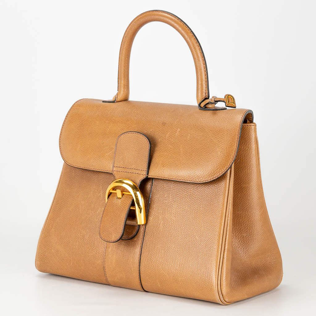 A purse made of brown leather and marked Delvaux, model Brilliant.