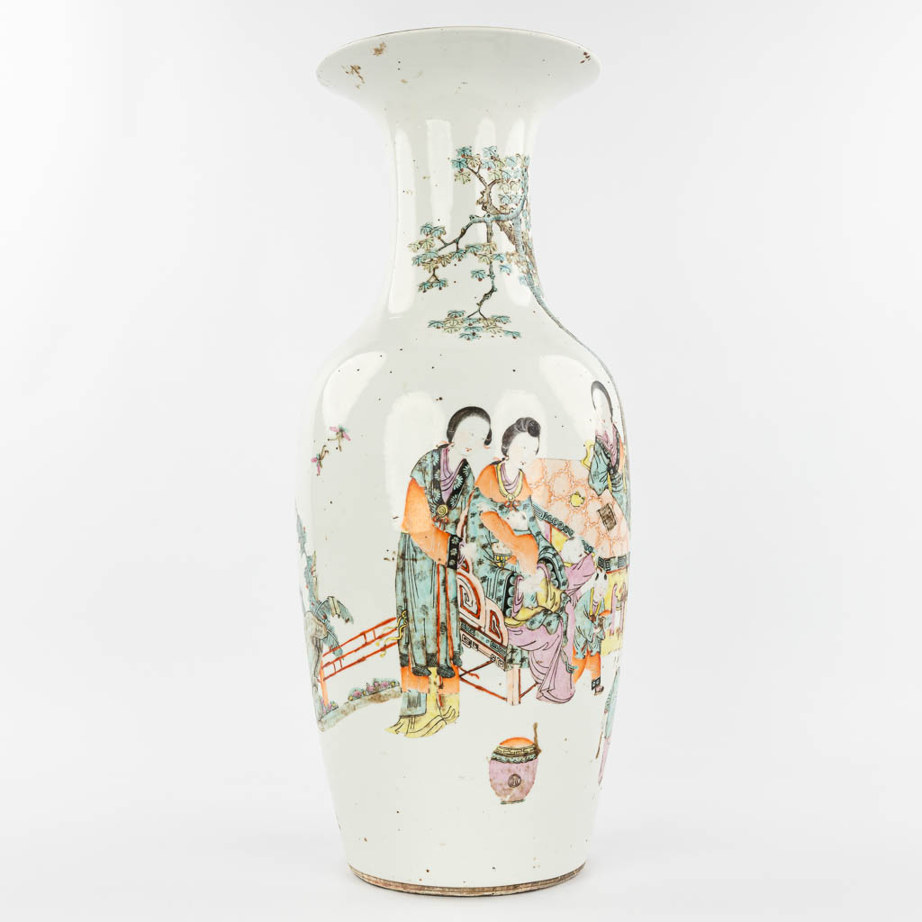 Lot 042 Een Chinese vaas gemaakt uit porselein en versierd met hofdames in de tuin met kinderen (H:58cm)