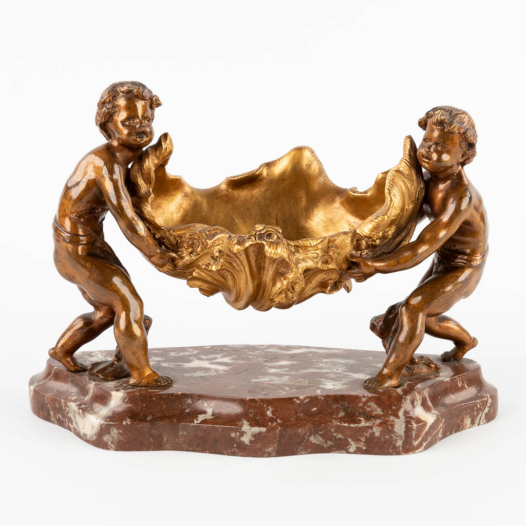 Twee Putti met een schelp, Vide Poche, brons in Lodewijk XV stijl, marmer onderstel. 19de eeuw. (D:13 x W:29 x H:20 cm)