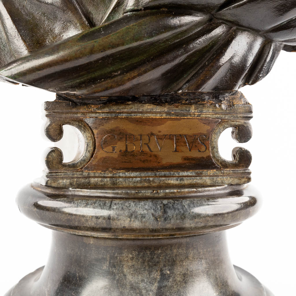 De Romeinse Senator Brutus, een buste, gepatineerd brons op een marmer sokkel. (D:29 x W:39 x H:62 cm)