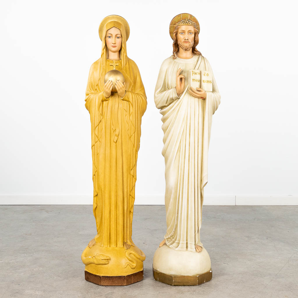 Een paar beelden 'Madonna vertrappelt het serpent' en Jezus Christus, gemaakt uit polychrome plaaster. 20ste eeuw. (H: 104 cm)
