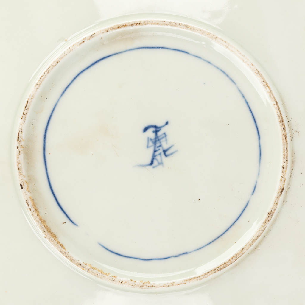 An antique Japanese plate, Imari, circa 1900. (D: 51,5 cm)
