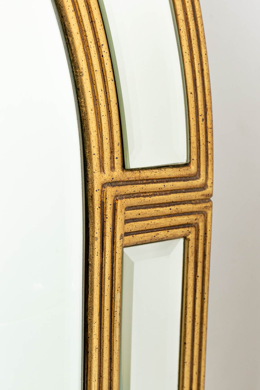 Een mid-century spiegel gemaakt door Deknudt. (H:116cm)